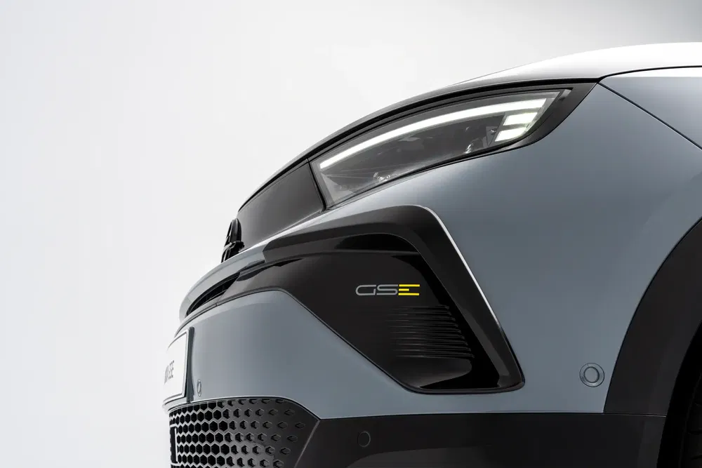 Close-up van de voorkant van een Opel GSe auto met modern, gestroomlijnd design.