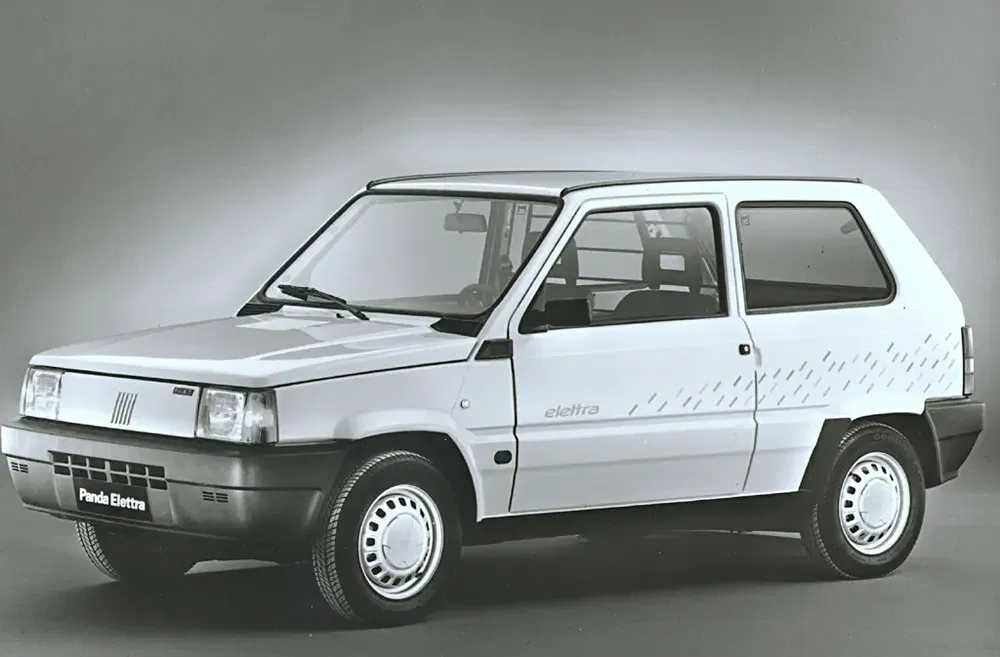 Witte Fiat Panda Elettra, voorzijde zijaanzicht, iconische elektrische auto uit de jaren 90.
