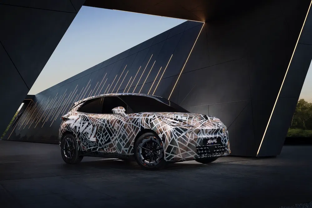 Geautomatiseerde Haval SUV met opvallende geometrische patronen onder modern afdak.