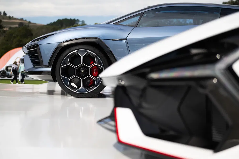 Lamborghini Lanzador 2025 et concept-car, design futuriste sur fond de paysage.