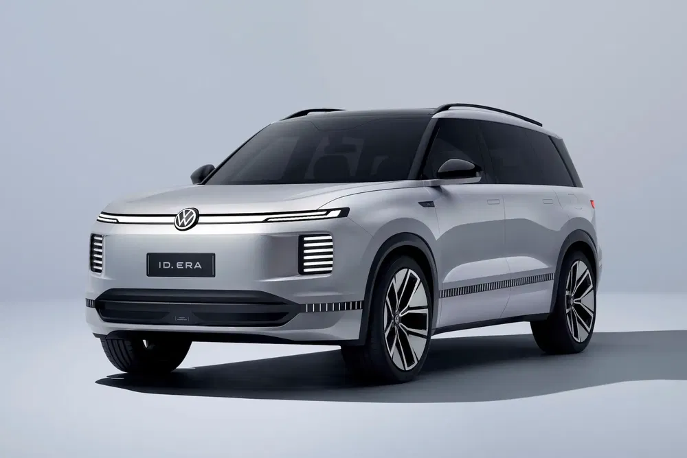 {"fr":"Volkswagen ID. ERA SUV moderne, design futuriste, phares LED distinctifs, carrosserie argentée élégante.","nl":"Moderne Volkswagen ID. ERA SUV, futuristisch ontwerp, opvallende LED-koplampen, stijlvolle zilveren carrosserie."}