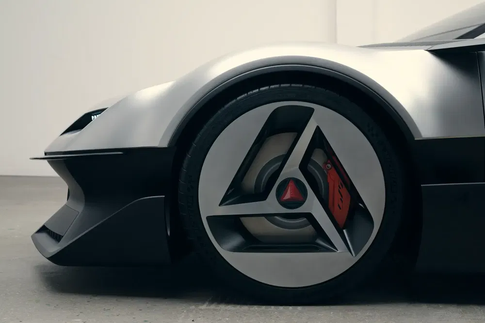Detail van het wiel en de rem van een moderne Alpine conceptauto, futuristisch ontwerp.