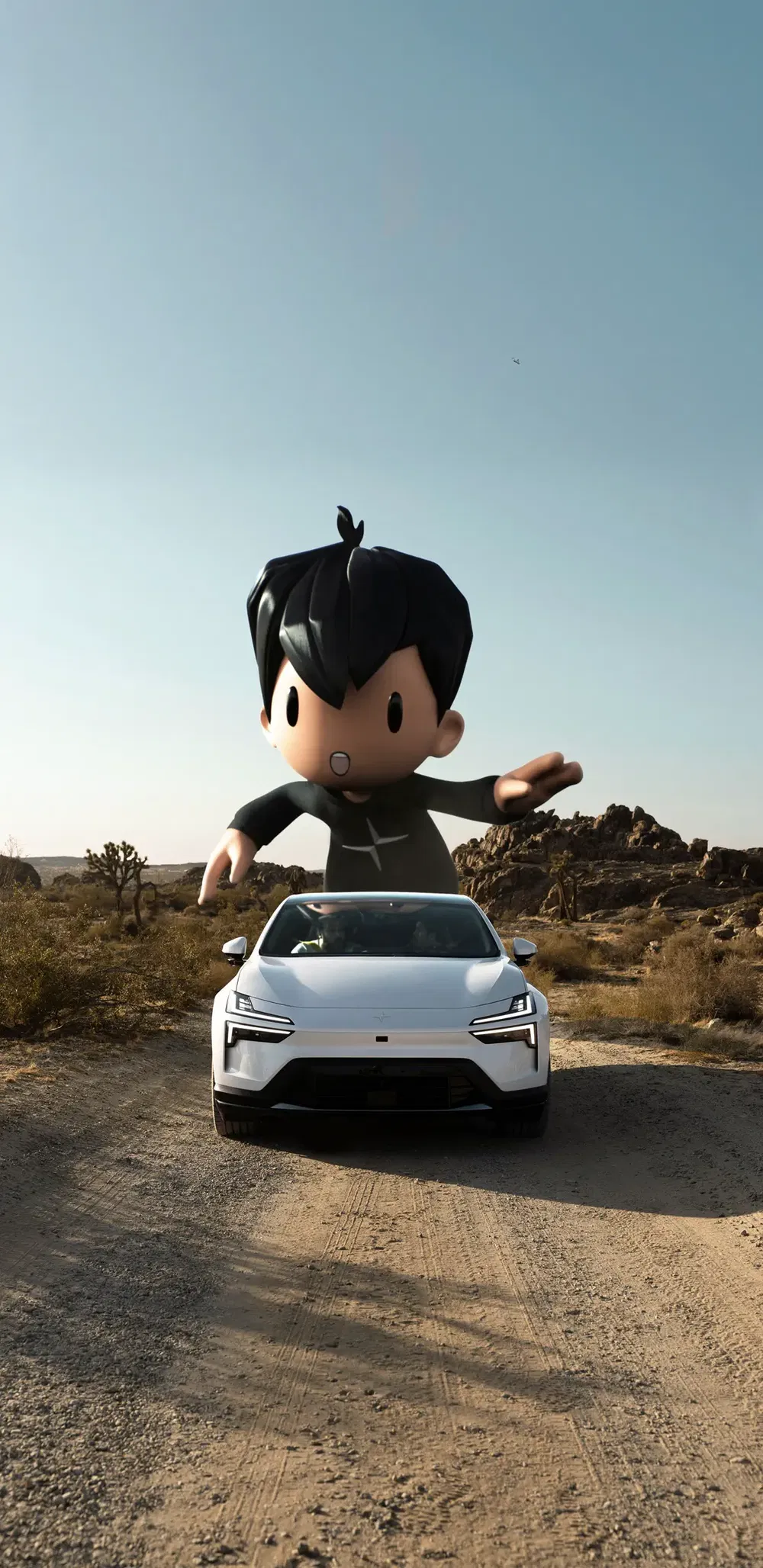 Illustratie van witte Polestar 2 op woestijnweg met gigantisch geanimeerd personage.