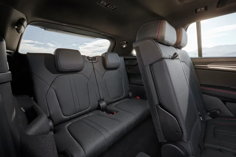 Intérieur de voiture SUV moderne avec sièges en cuir noir et configuration spacieuse.