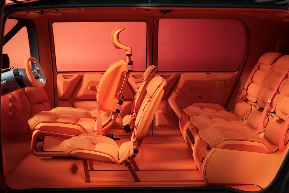 Intérieur spacieux avec sièges orange innovants d'un concept-car familial moderne.