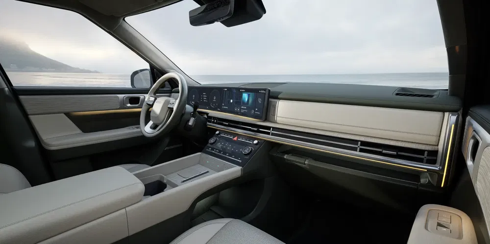 Interieur van een Hyundai Santa Fe, met zeezicht, moderne afwerking en geïntegreerde technologie.