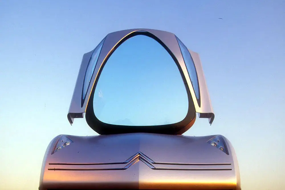 Futuristisch Citroën-concept, verhoogde cabine, aerodynamisch ontwerp, blauwe lucht op de achtergrond.