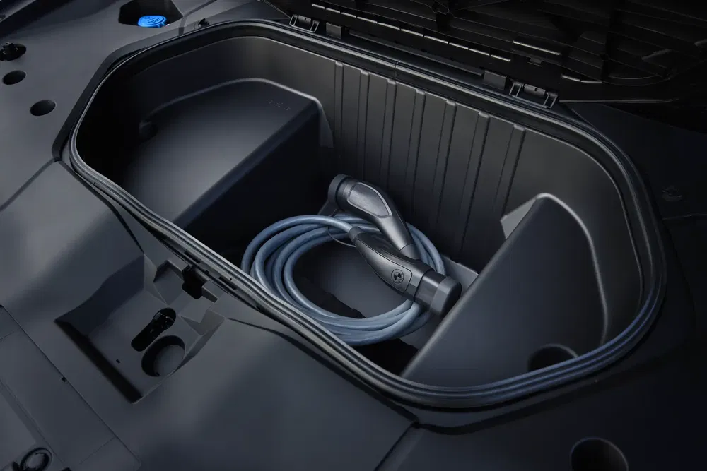 Frunk van elektrische auto met netjes opgeborgen oplaadkabel.