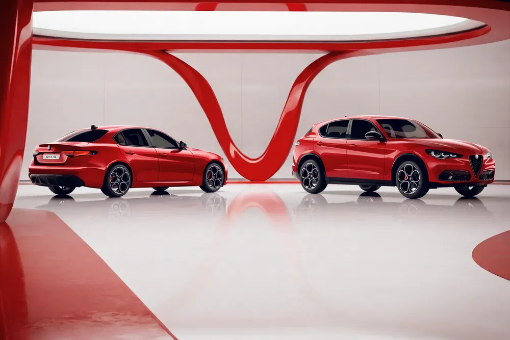 {"fr":"Voitures rouges Alfa Romeo Giulia et Stelvio exposées dans une salle moderne blanche et rouge.","nl":"Rode Alfa Romeo Giulia en Stelvio auto's getoond in een moderne rood-witte ruimte."}