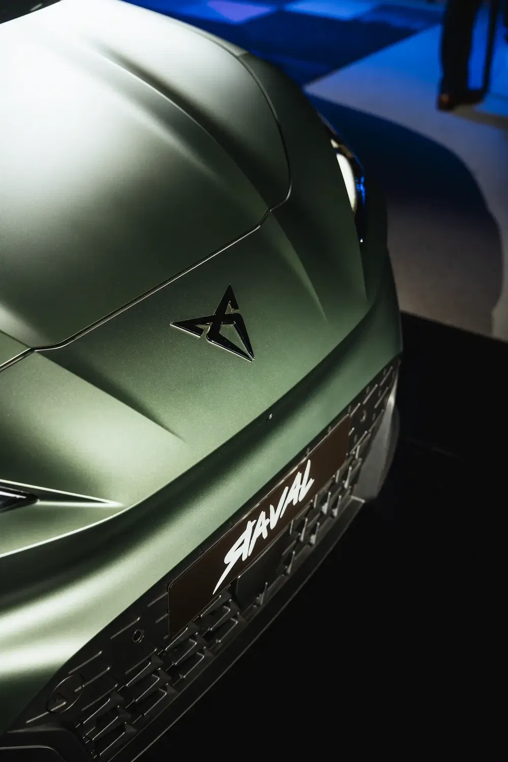 Kenmerkende motorkap van de Cupra Tavascan in kaki groen, centraal logo.