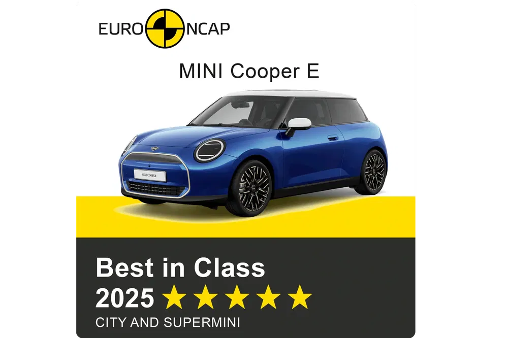 Illustratie van de blauwe MINI Cooper E, beste in klasse 2025 volgens Euro NCAP.