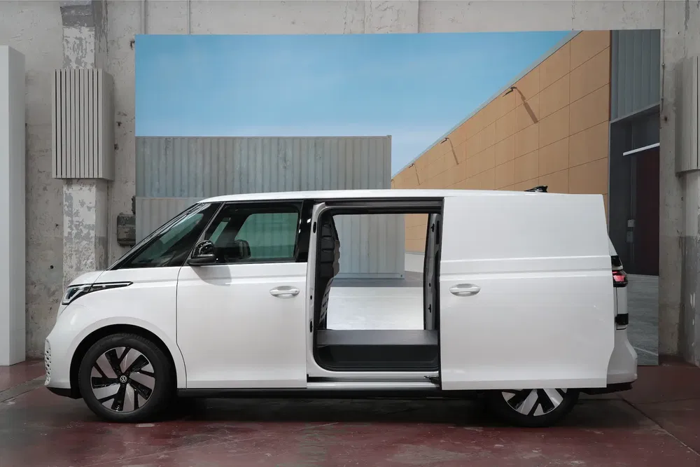 Volkswagen ID. Buzz Cargo avec porte latérale coulissante, dans un entrepôt moderne.