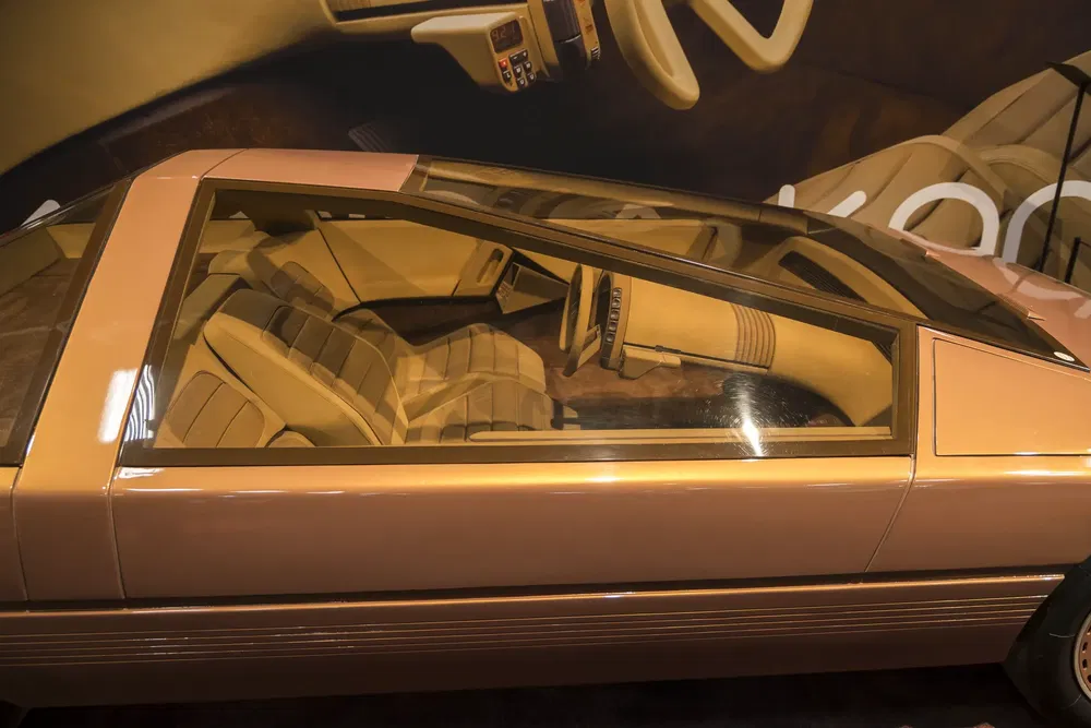 Interieur van een Citroën Karin conceptwagen met futuristisch design.