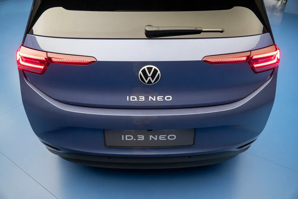 Vue arrière de la Volkswagen ID.3 Neo, hatchback électrique moderne. Design élégant sur fond bleu.