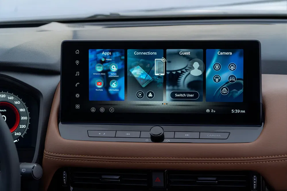 Mazda CX-90 touchscreen met apps, connectiviteit en gastgebruikersopties weergegeven.