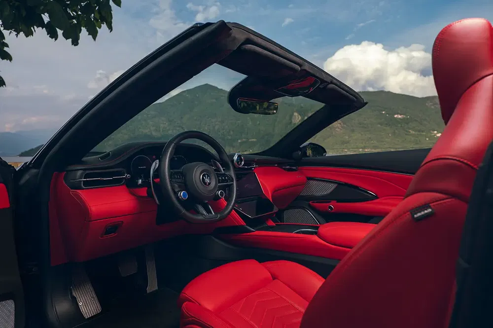 Maserati GranCabrio Trofeo 2024 tableau de bord en cuir rouge