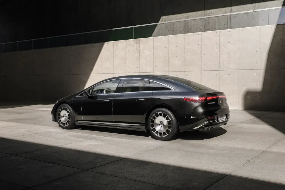{"fr":"Mercedes-Benz EQS noir stationné sur une route bétonnée, lumière et ombre contrastantes.","nl":"Zwarte Mercedes-Benz EQS geparkeerd op betonnen weg met contrasterend licht en schaduw."}