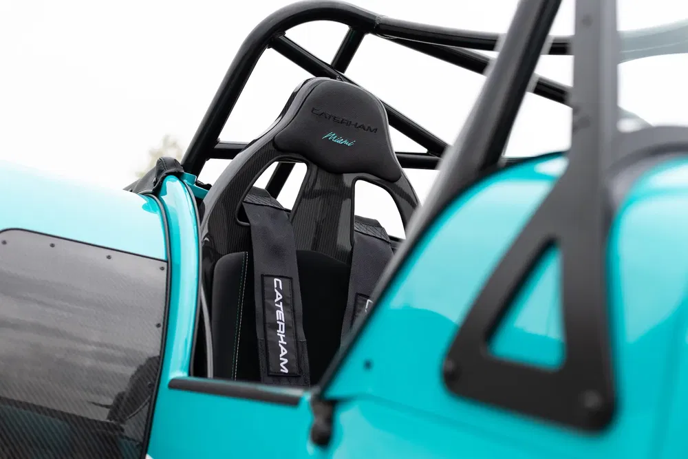 Intérieur du Caterham Seven avec arceau de sécurité et siège baquet noir sport.