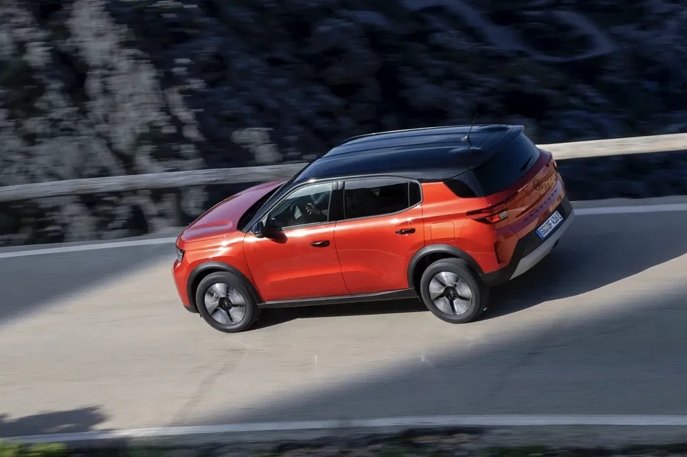 SUV Renault Arkana rouge sur route de montagne sinueuse.