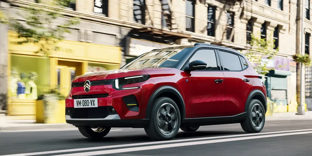{"fr":"Citroën SUV rouge conduisant en ville, design moderne et élégant, bâtiments en arrière-plan.","nl":"Rode Citroën SUV rijdt in de stad, modern en stijlvol ontwerp, gebouwen op de achtergrond."}