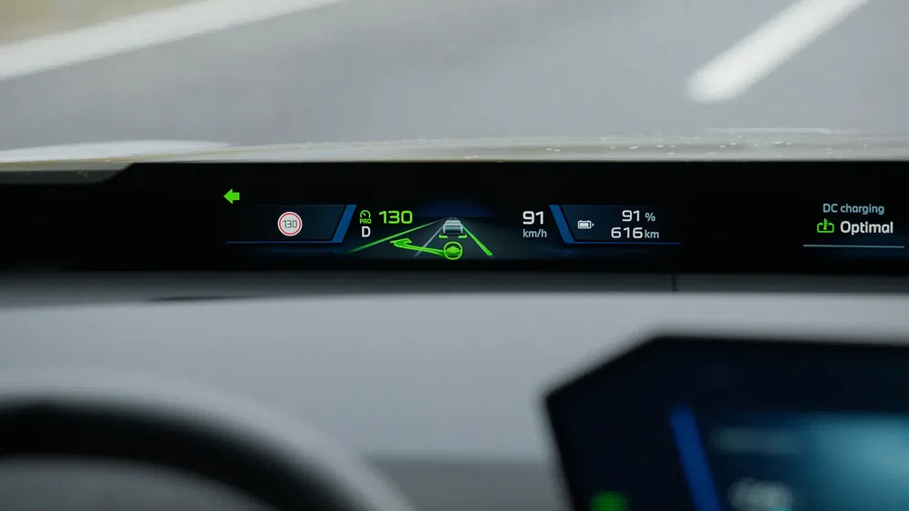 Digitaal dashboard van elektrische auto met snelheid en batterijbereik weergegeven.