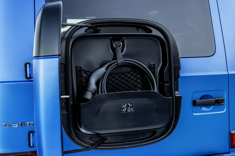 Coffre de rangement du Mercedes-Benz G580 bleu avec câble de recharge électrique.
