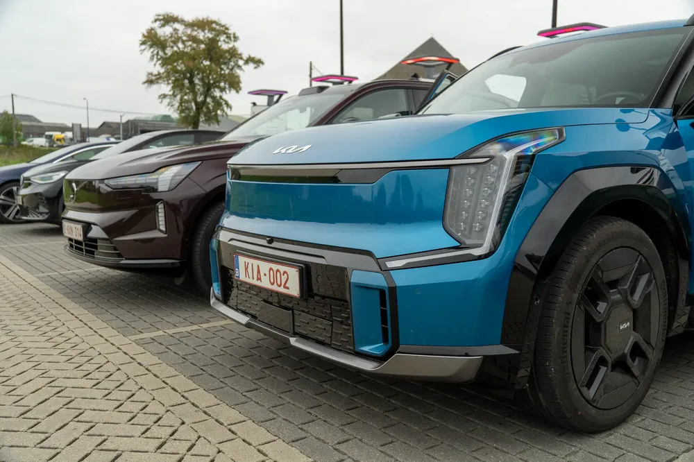 Voitures Kia EV garées en ligne, mettant en valeur le design moderne et aérodynamique.