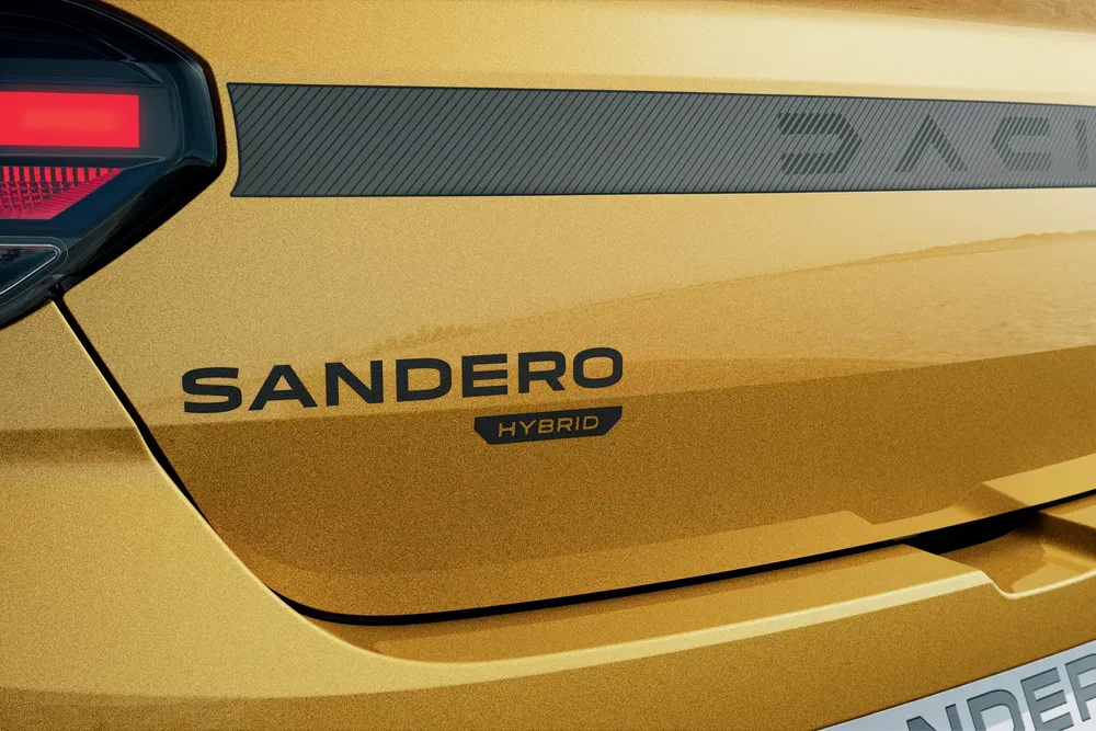 Gouden Dacia Sandero Hybrid, benadrukking van de moderne en stijlvolle achterkant.