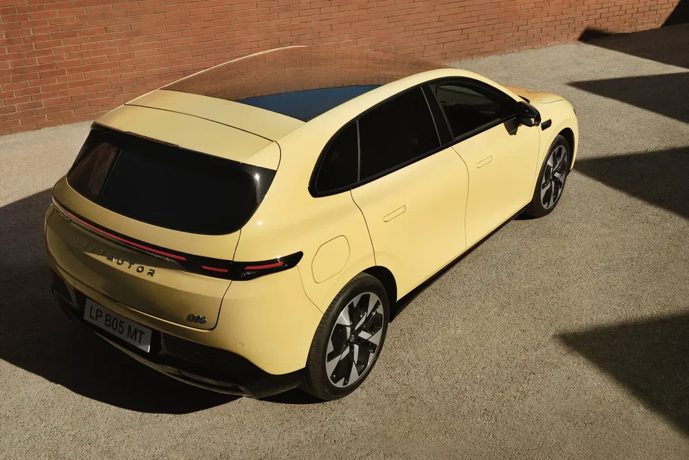 {"fr":"Voiture électrique jaune, arrière plan en brique, design moderne, toit panoramique en verre.","nl":"Gele elektrische auto, moderne stijl, glazen panoramadak, tegen een bakstenen achtergrond."}