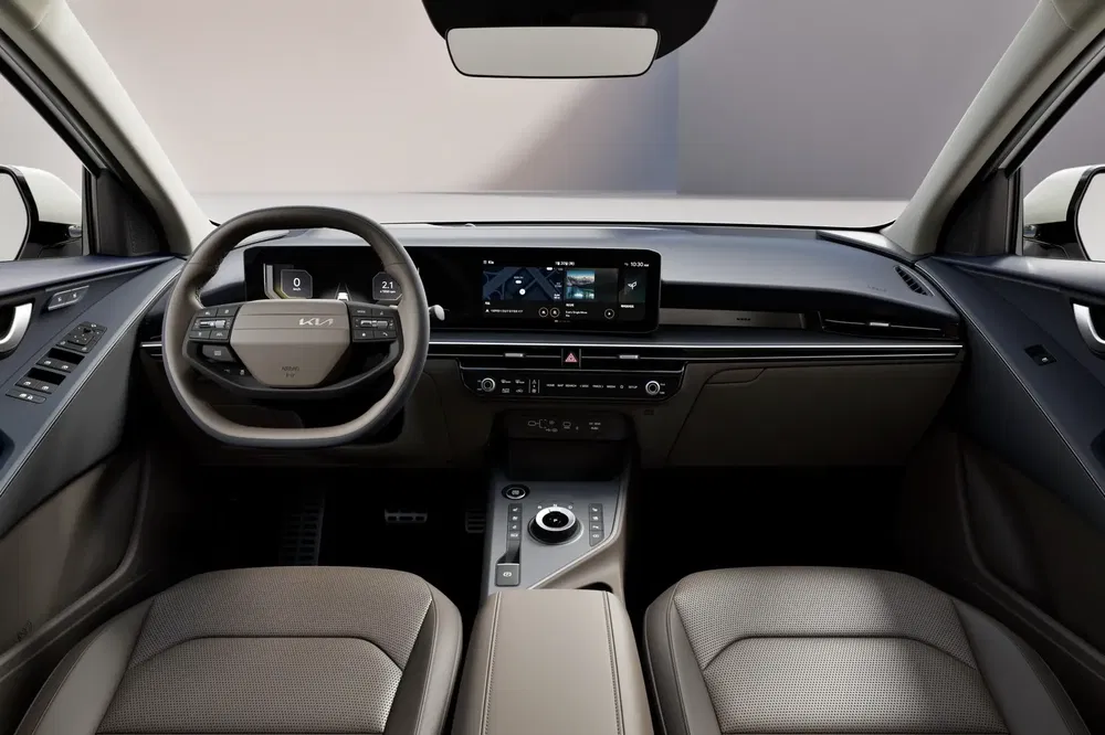 Modern interieur van de Kia EV6 met stijlvolle stuur en geavanceerd touchscreen.