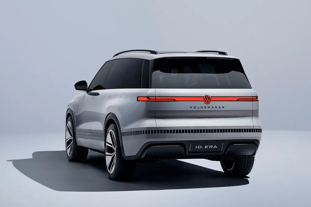 Achteraanzicht Volkswagen ID. ERA met modern ontwerp en kenmerkende LED-achterlichten.