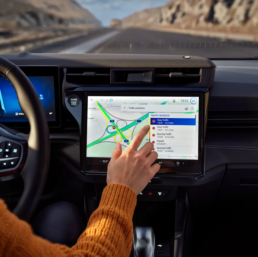 Interieur van auto met GPS-scherm, verkeersinformatie op panoramaweg.