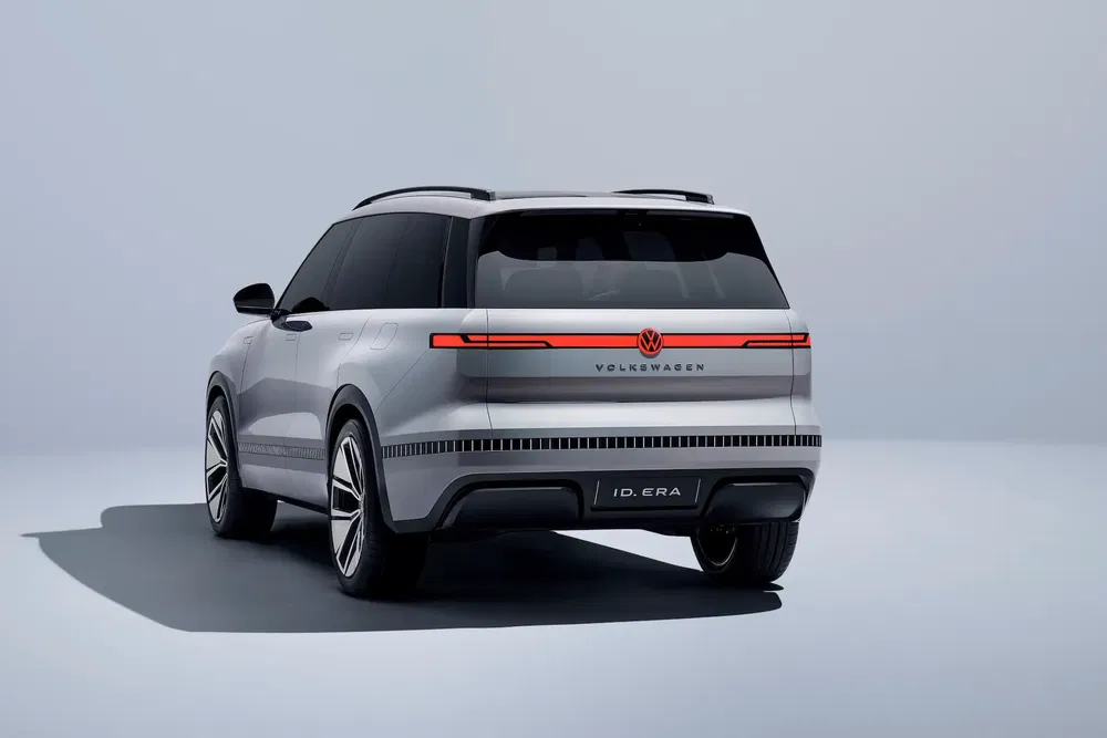 Volkswagen ID. Era SUV électrique moderne, arrière élégant sous un éclairage minimaliste.