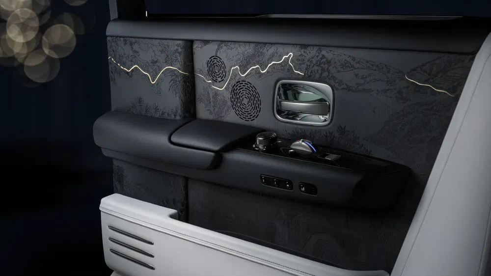 Porte intérieure de voiture Rolls-Royce avec design élégant et éclairage intégré subtil.
