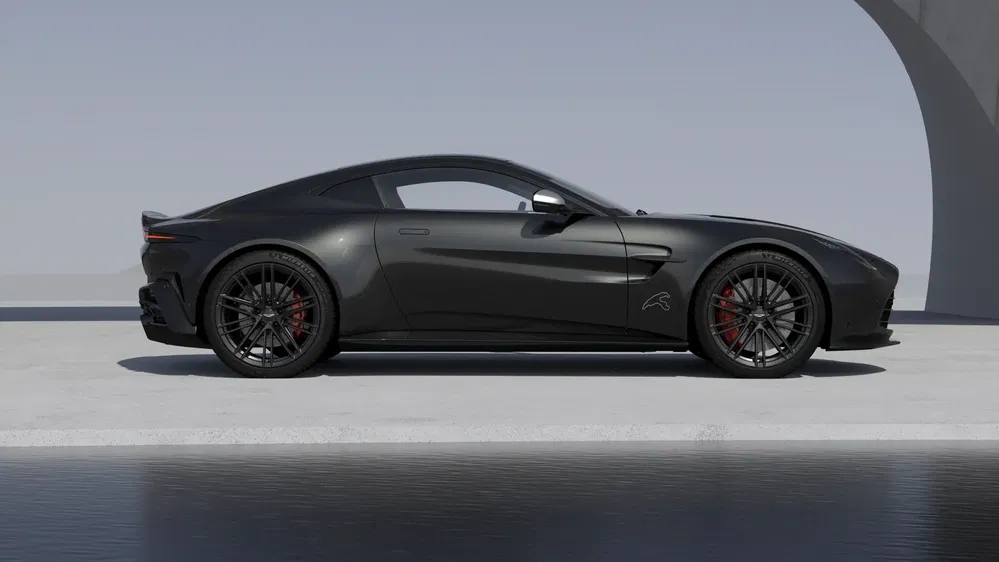 Voiture de sport Aston Martin noire, profil latéral élégant sous un arc moderne.