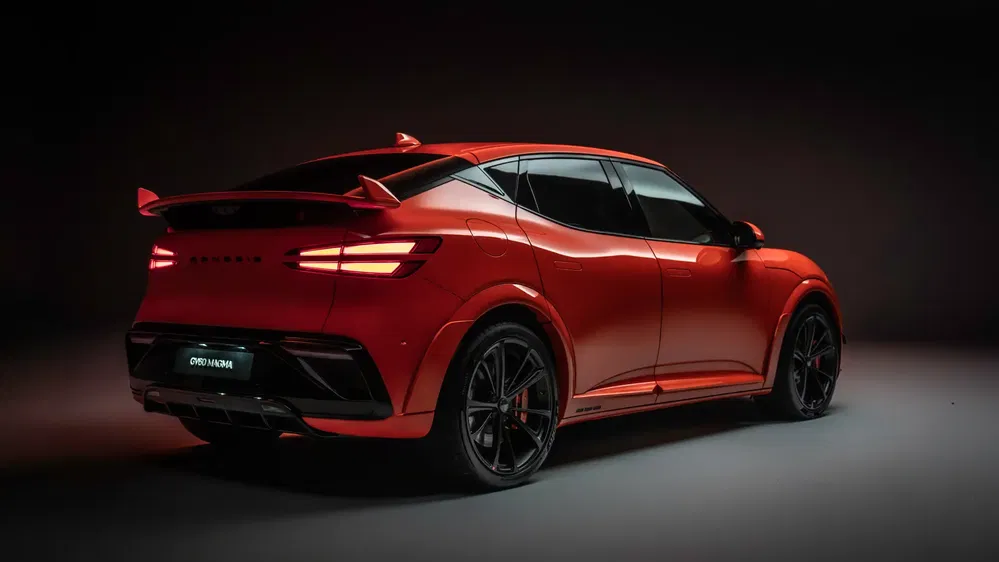 SUV GWM Rouge avec design aérodynamique et ailes arrière proéminentes, éclairage minimaliste.