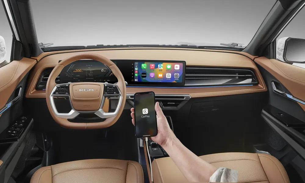 Intérieur KEM premium avec tableau de bord numérique et connectivité CarPlay.