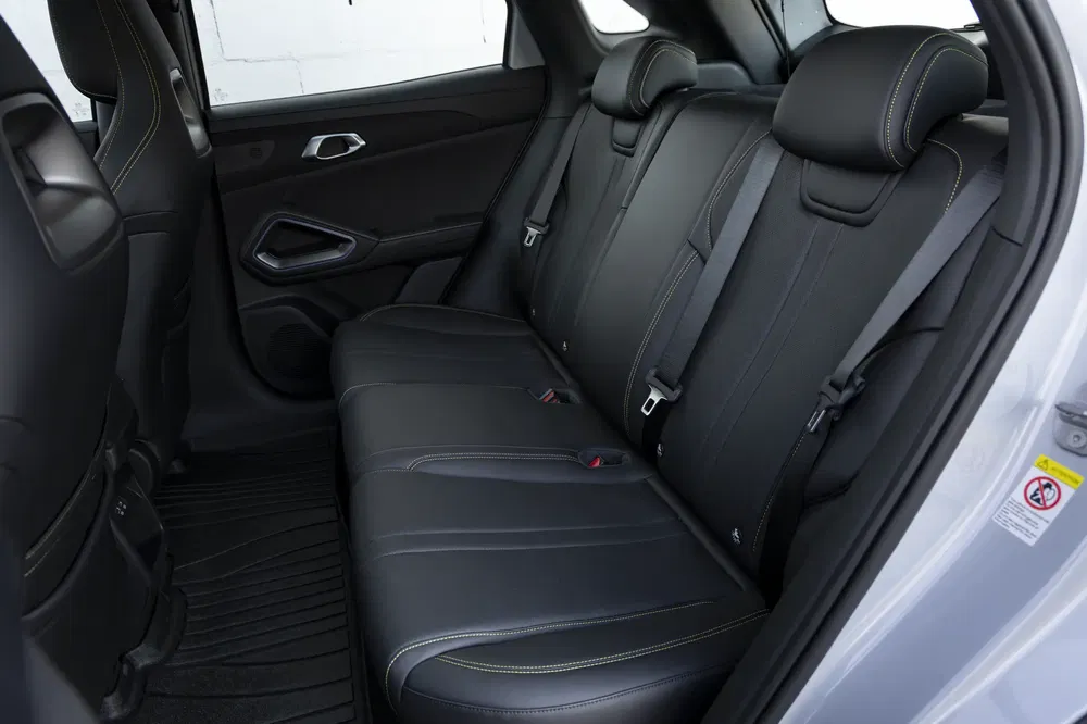 Intérieur d'un SUV avec sièges arrière en cuir noir et appuie-têtes confortables.