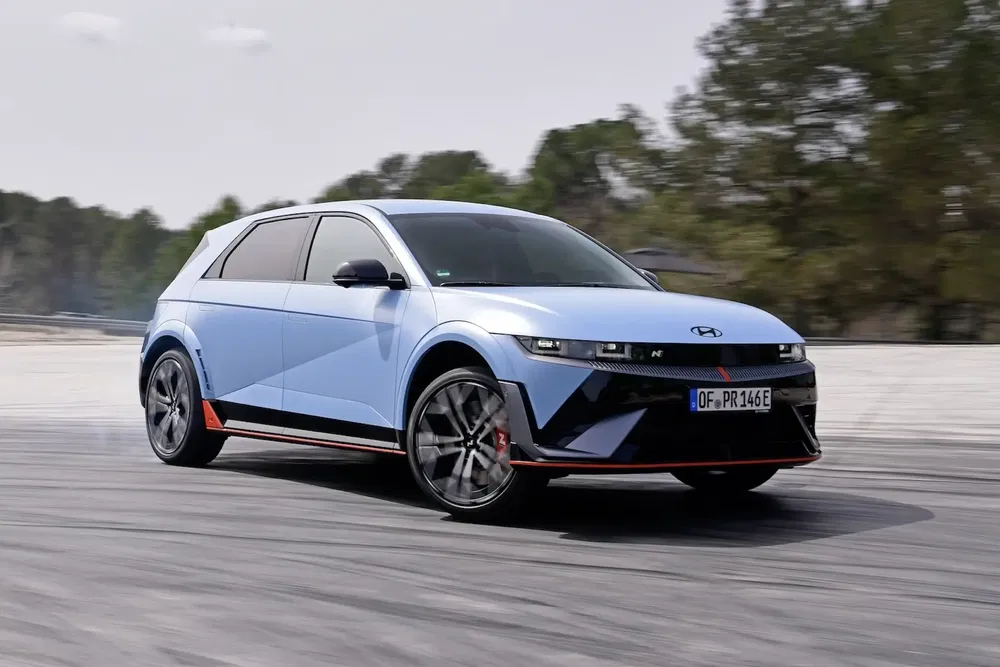 Hyundai Ioniq 5 N elektrische auto neemt scherpe bocht op circuit, futuristisch ontwerp.