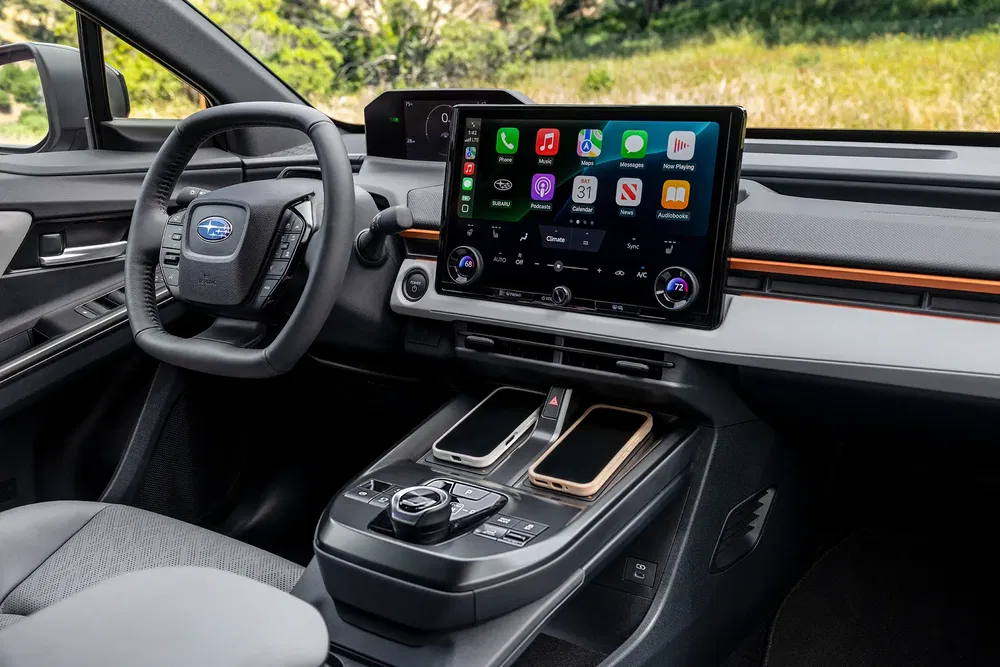 Intérieur du Subaru Solterra avec écran tactile central, volant et console moderne.
