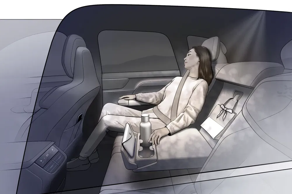 {"fr":"Illustration d'une femme relaxant dans le siège arrière d'une voiture moderne, intérieur luxueux.","nl":"Illustratie van een vrouw die ontspant op de achterbank van een luxe moderne auto."}