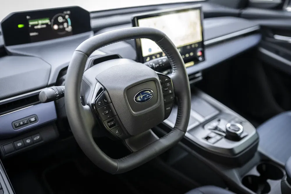 Intérieur moderne d'une Subaru avec écran tactile et volant multifonction.