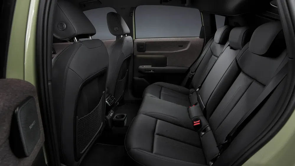 Intérieur du Hyundai Ioniq 5 avec sièges arrière en cuir, design moderne et confortable.