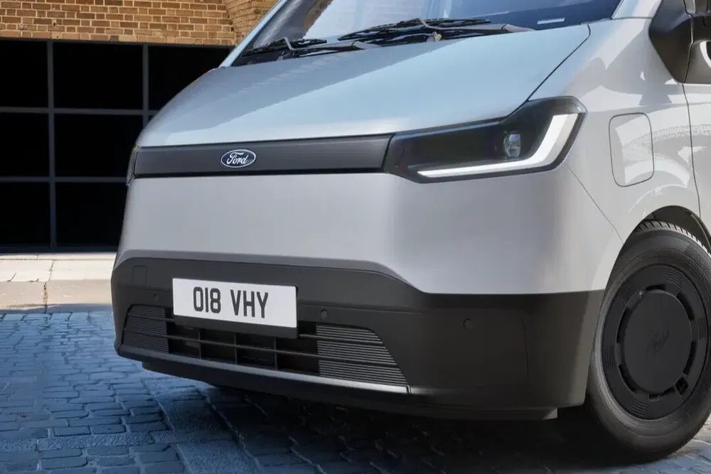 Moderne Ford bestelwagen vooraanzicht op geplaveide straat, opvallende LED-koplamp.