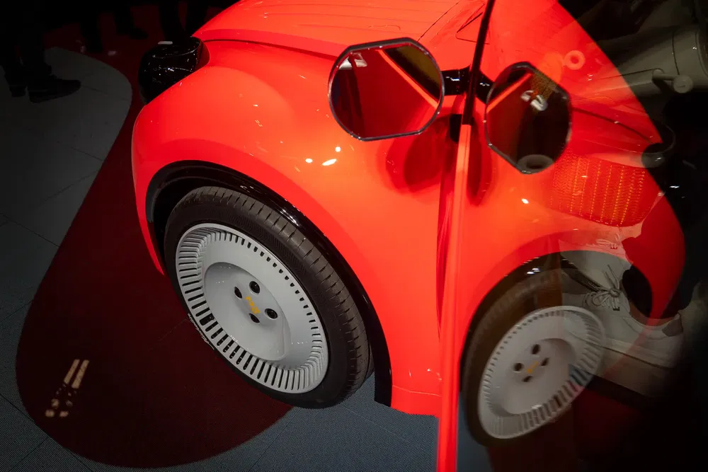 Retro rode auto met moderne details getoond op een autoshow evenement.
