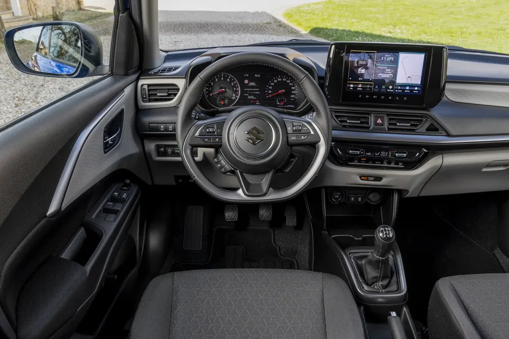 Interieur van Suzuki S-Cross met multifunctiestuur en modern navigatiescherm.