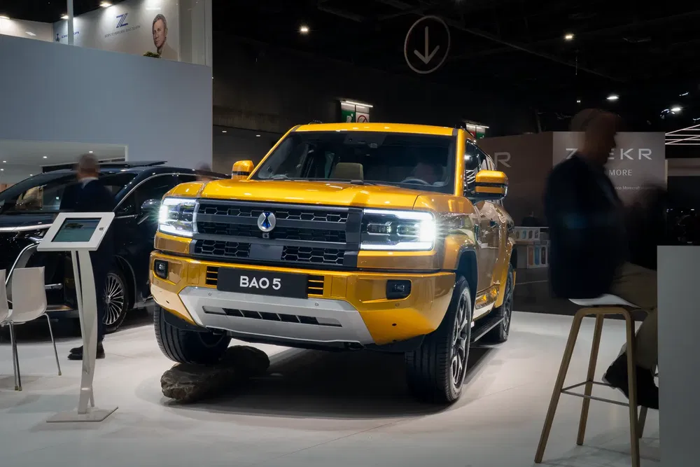 Camion Zedriv BAO 5 jaune exposé au salon de l'automobile, éclairage LED distinctif.