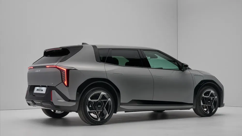 Achteraanzicht van de elektrische SUV, Aiways U6, stijlvol en modern design, grijze kleur.