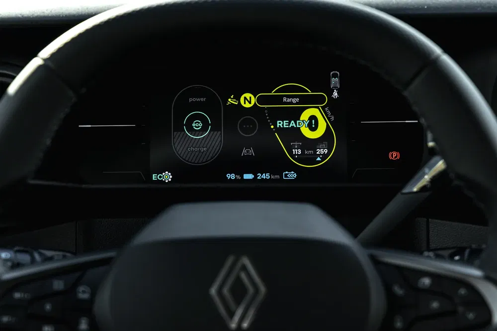 Tableau de bord numérique d'une Renault électrique, affichant l'autonomie de la batterie et l'état de charge.