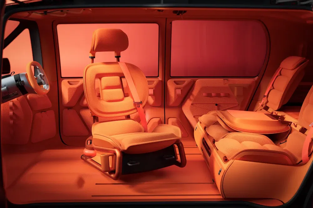 Intérieur de voiture moderne avec sièges pivotants en tissu orange, design futuriste et spacieux.
